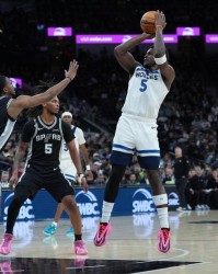 文班亚马39+9爱德华兹空砍55分 马刺险胜森林狼