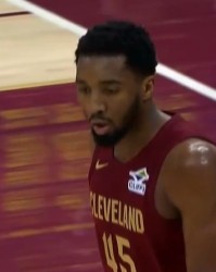 GA黄金甲体育-确实厉害！施罗德不停球传球 米切尔不沉球三分压哨空心命中！