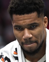 无心恋战？字母哥最后时刻伤退&amp;8中4拿到22分13板7助 罚球16中14