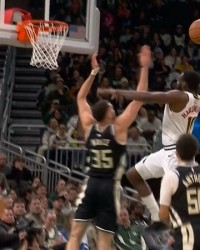 GA黄金甲体育-投不进就砸！哈达威冲筐面对补防单臂砸扣 字母哥替补席神情落寞