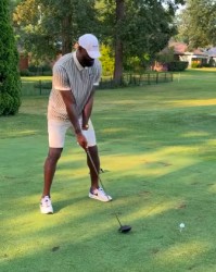 詹姆斯晒打高尔夫动态，库里评论：欢迎，我们一直在等你